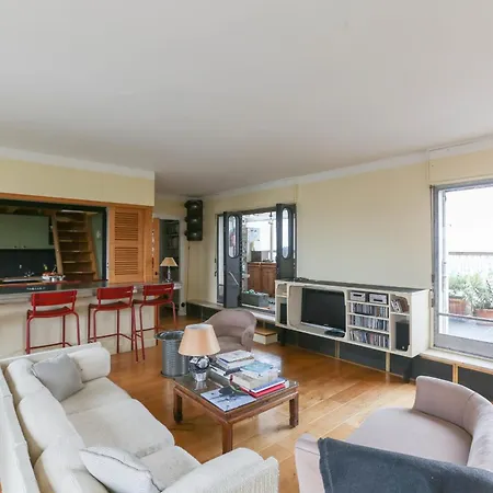 Spacious 80m Near Eiffel Tower